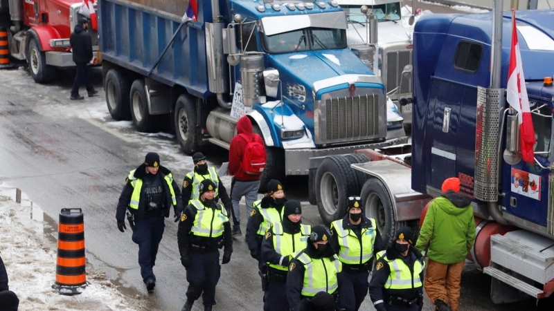 La Policía patrulla cerca de los protestantes que continúan bloqueando con los camiones la ciudad de Ottawa (Cánada). (08/02/21)