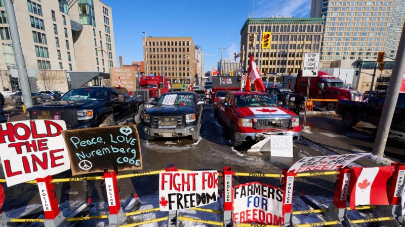 Los camiones en primera línea  bloqueando la carretera en Ottawa.