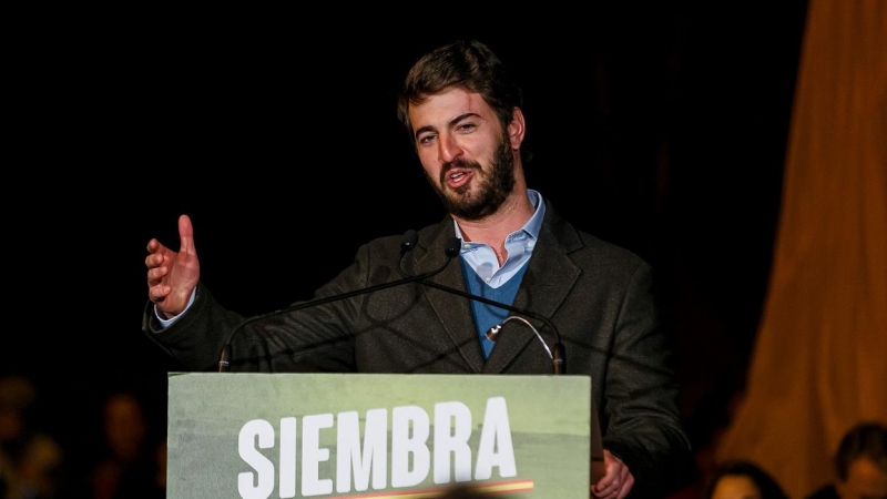 El candidato de Vox a la presidencia a las Cortes de Castilla y León, Juan García-Gallardo, en un acto de campaña electoral, en la Plaza de Toros de Segovia. E.P./Nacho Valverde