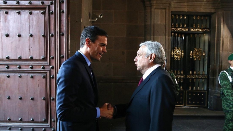 El presidente del Gobierno, Pedro Sánchez, y el presidente de México, Andrés Manuel López Obrador, se saludan en la Puerta de Honor del Palacio Nacional.