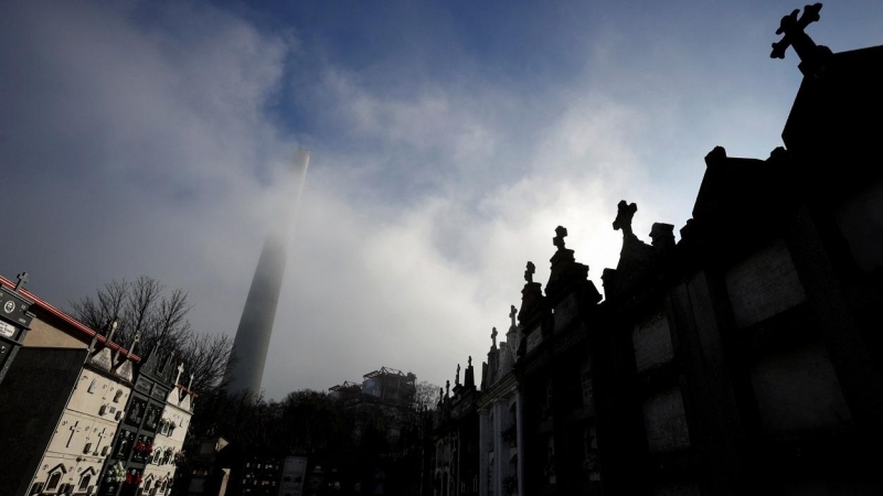 Una de las torres de la central térmica de As Pontes, vista desde el cementerio del municipio. REUTERS/Miguel Vidal