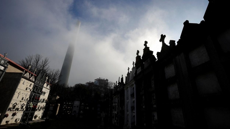 Una de las torres de la central térmica de As Pontes, vista desde el cementerio del municipio. REUTERS/Miguel Vidal