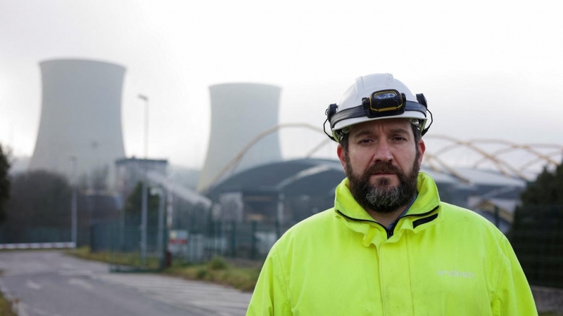 Marcos Higinio Prieto, uno de los trabajadores de la central térmica de As Pontes, posa en el exterior de la planta. REUTERS/Miguel Vidal