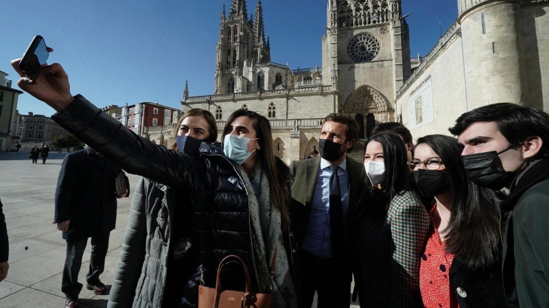 El líder del PP, Pablo Casado, se hace una foto con simpatizantes durante un paseo por Burgos este miércoles.