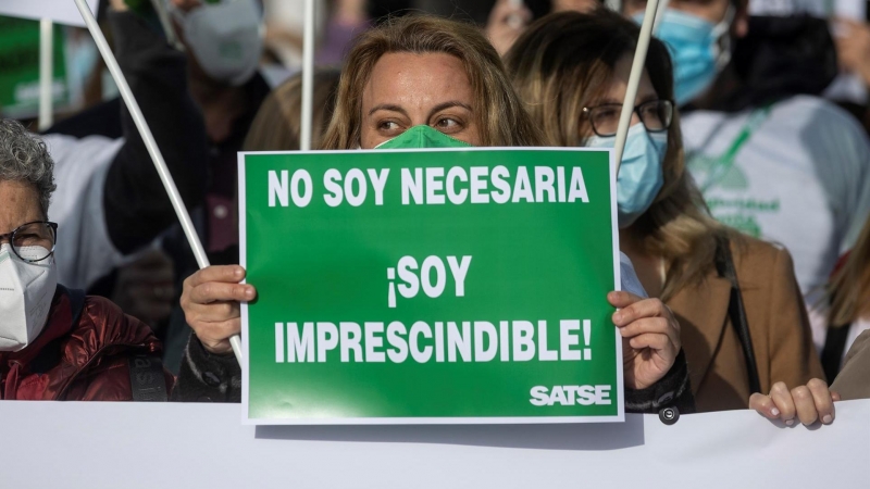 Enfermeros y enfermeras convocados por el Sindicato de Enfermería SATSE durante la concentración que han protagonizado este jueves en Madrid para denunciar la sobrecarga que sufren y reclamar el aumento de plantillas.