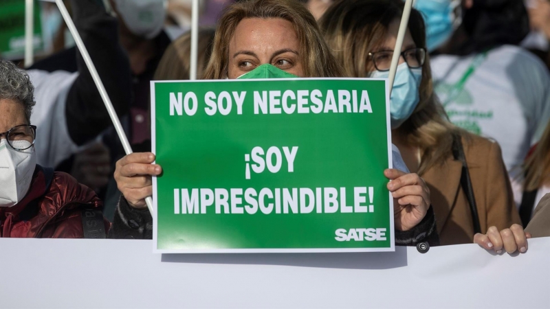 Enfermeros y enfermeras convocados por el Sindicato de Enfermería SATSE durante la concentración que han protagonizado este jueves en Madrid para denunciar la sobrecarga que sufren y reclamar el aumento de plantillas.