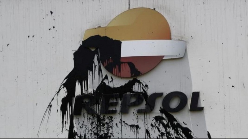 Logo de la sede de Repsol Perú manchada por petróleo por manifestantes contra el vertido.
