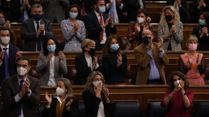 03/02/2022.- El presidente del Gobierno, Pedro Sánchez (i), la vicepresidenta primera Nadia Calviño (2i), la vicepresidenta y ministra de Trabajo, Yolanda Díaz (c), y la ministra de Hacienda María Jesús Montero (d), aplauden después de que el pleno del Co