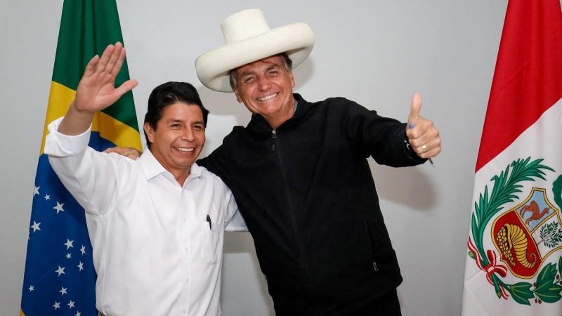 Fotografía cedida por la presidencia de Brasil del presidente brasileño, Jair Bolsonaro (der.) con su homólogo peruano, Pedro Castillo, en Porto Velho (Brasil), el pasado 3 de febrero. REUTERS/Alan Santos/Presidencia Brasil