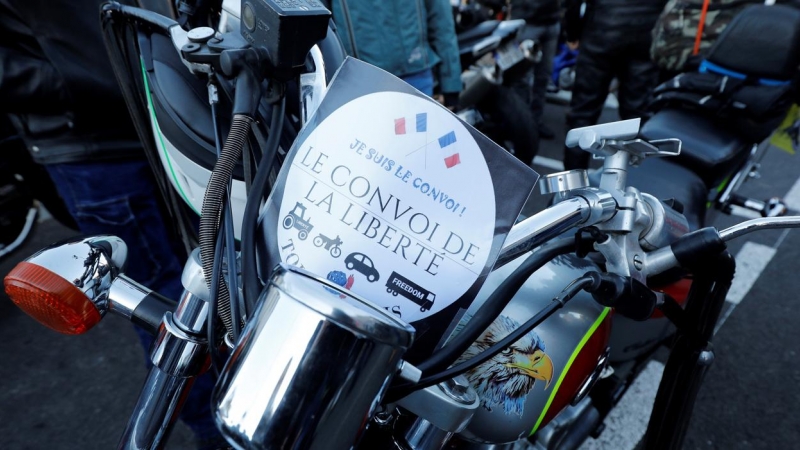 09/02/2022 Una pegatina del 'Convoy de la libertad' mientras la gente se reúne antes de dirigirse a París, en Niza