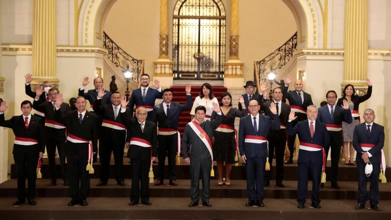 Foto de familia de los miembros del cuarto gabinete del presidente de Perú, Pedro Castillo (c), tras la ceremonia de toma de posesión celebrada  en el Palacio de Gobierno de Lima (Perú). REUTERS/ Presidencia de Perú