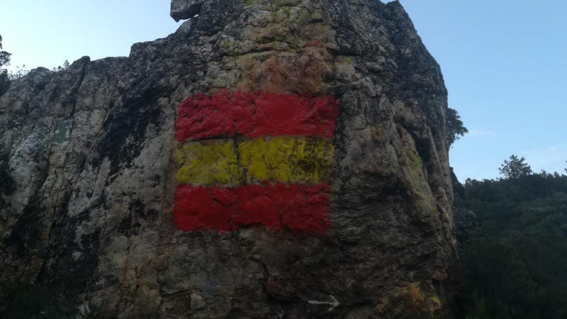 La bandera de España pintada sobre unas pinturas rupestres de hace unos 6.000 años.