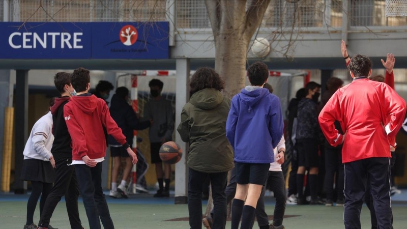 Un grupo de niños juegan al baloncesto en el patio del colegio, en el colegio Blanca de Castilla, a 10 de febrero de 2022, en Madrid.