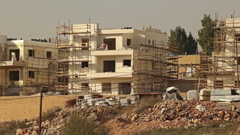 Vista de la construcción de una edificación en el asentamiento israelí de Rahalim, ubicado cerca de la aldea de Yatma, al sur de la ciudad de Naplusa, en la Cisjordania ocupada. JAAFAR ASHTIYEH / AFP