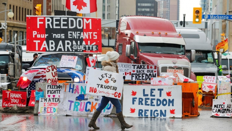 Manifestantes antivacunas continúan paralizando las calles de Ottawa (Canadá).