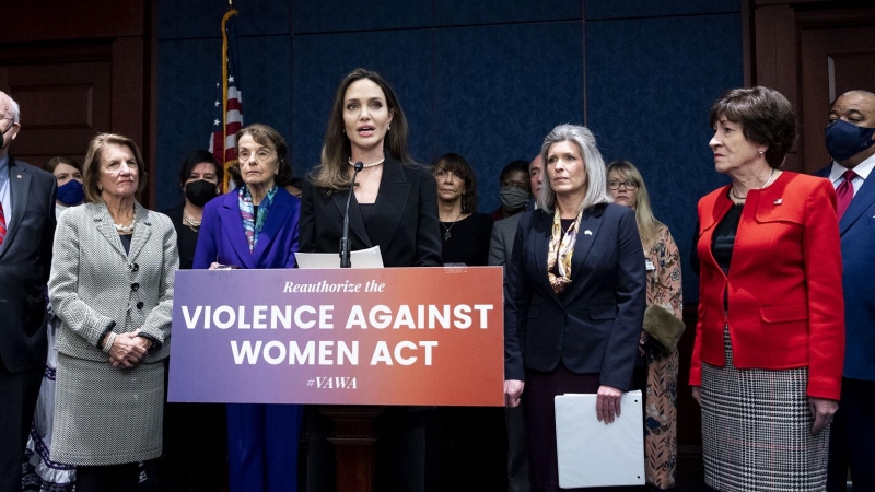 11/2/22-La actriz estadounidense Angelina Jolie en una conferencia de prensa con los senadores estadounidenses para denunciar la violencia contra las mujeres (09/02/2022) en Washington.