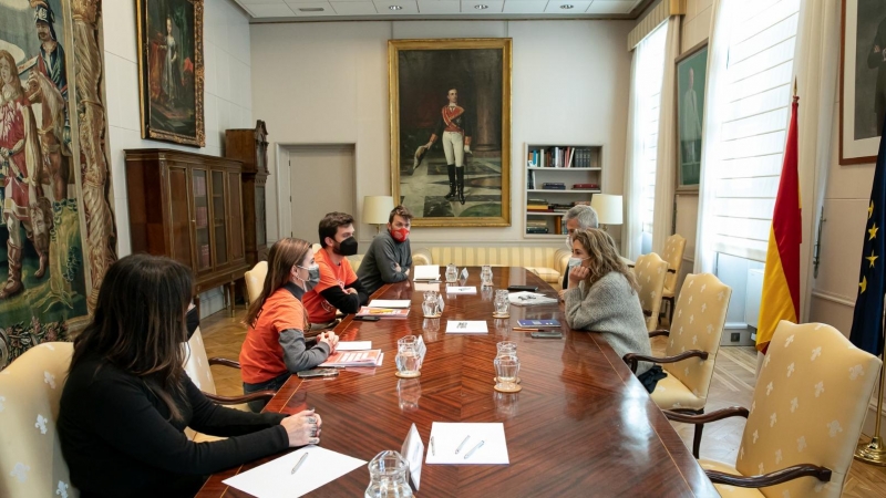 La delegación del Sindicat de Llogateres de Catalunya y del Sindicato de Inquilinas de Madrid durante su reunión este viernes con la ministra de Transportes, Movilidad y Agenda Urbana, Raquel Sánchez.