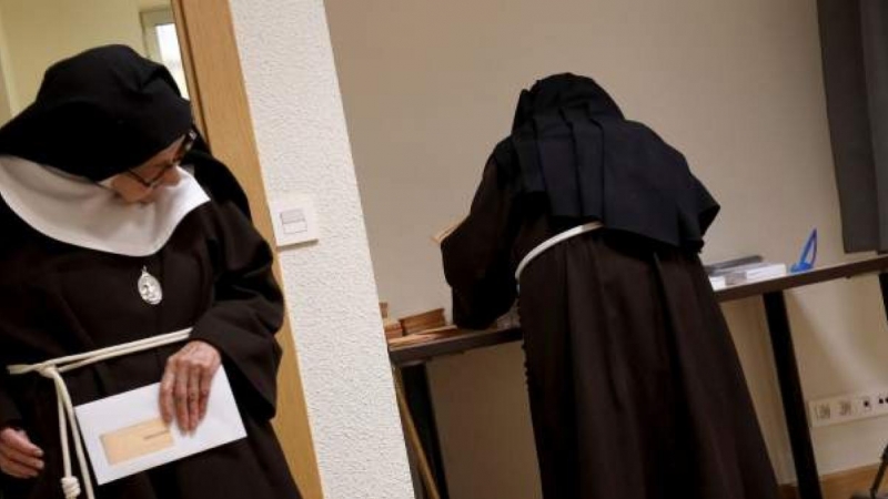 Imagen de archivo de unas monjas votando, otro 'clásico' de los comicios en España.