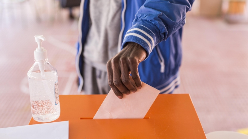 4/05/2021 Un hombre ejerce su derecho a voto durante la jornada electoral del 4 de mayo en Madrid