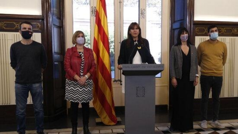 La presidenta del Parlament, Laura Borràs, acompanyada dels membres independentistes de la Mesa en una declaració institucional.