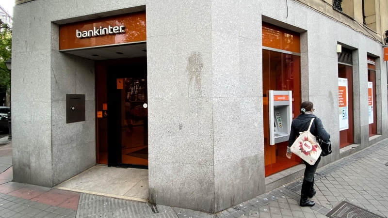 11/11/2019 Una mujer camina junto a una oficina del Bankinter en Madrid