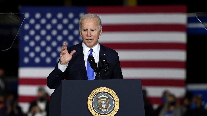 El presidente de EE. UU., Joe Biden, habla sobre la infraestructura durante un evento en las instalaciones de autobuses de la Autoridad de Transporte del Área de Kansas City, a 8 de diciembre de 2021.