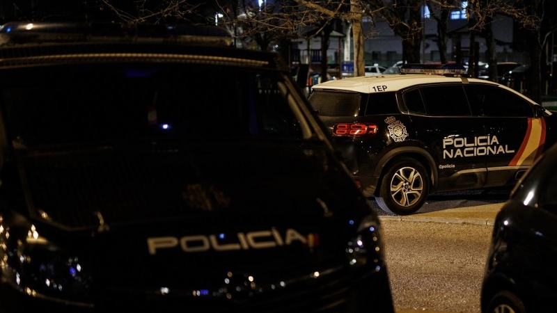 10/02/2022 Dos coches de Policía Nacional el día en que ha comenzado un plan específico contra las bandas juveniles en Madrid