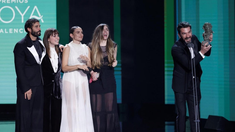 La actriz y directora Verónica Echegui (3i) y el actor Arturo Valls (d), junto al equipo, reciben el Goya al Mejor Corto de Ficción, por su trabajo en 'Totem Loba', durante la gala de la 36 edición de los Premios Goya que tiene lugar este sábado en el Pal