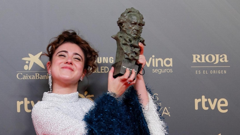 La actriz María Cerezuela posa con el Goya a la Actriz Revelación, por su trabajo en 'Maixabel', durante la gala de la 36 edición de los Premios Goya que tiene lugar este sábado en el Palau de les Arts de Valencia. EFE/Biel Alino