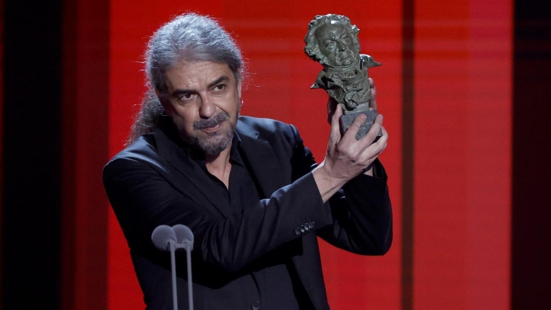 El realizador y guionista Fernando León de Aranoa tras recibir el Goya a 'Mejor guión original' por su trabajo 'El buen patrón' durante la 36 edición de los Premios Goya que tiene lugar este sábado en el Palau de les Arts de Valencia. EFE/kai forsterling.