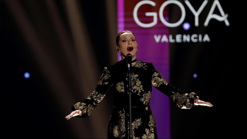 La cantante Luz Casal interpreta 'Negra sombra' durante la gala de la 36 edición de los Premios Goya que tiene lugar este sábado en el Palau de les Arts de Valencia. EFE/kai forsterling