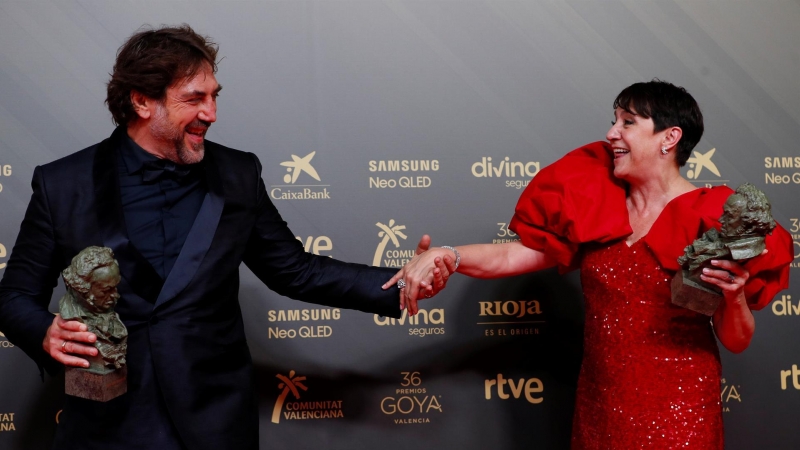 Los actores Javier Bardem y Blanca Portillo posan con los Goya a mejores actores protagonistas durante la gala de la 36 edición de los Premios Goya que tiene lugar este sábado en el Palau de les Arts de Valencia. EFE/Biel Aliño.