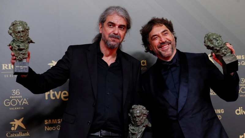 12/02/2022 El director Fernando León de Aranoa y el actor Javier Bardem posan con los Goya conseguidos en la gala de la 36 edición de los Premios Goya que se ha celebrado en el Palau de les Arts de Valencia