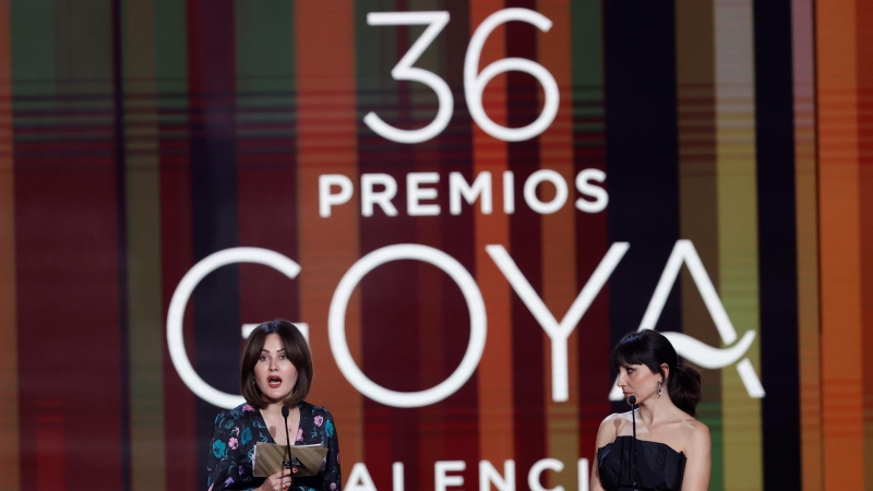 La directora afgana Sahraa Karimi (i) y la actriz Marian Álvarez durante la gala de la 36 edición de los Premios Goya