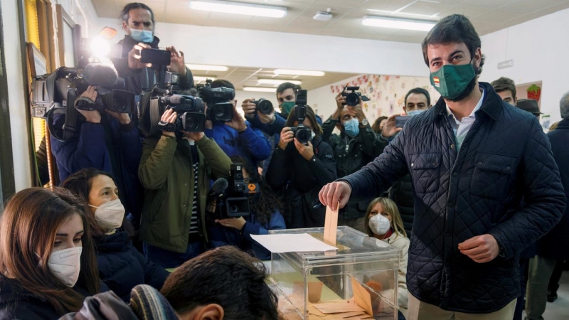 13/02/2022 El candidato de VOX a la presidencia de la Junta de Castilla y León, Juan García-Gallardo, ejerce su derecho al voto en el Colegio Río Arlanzón de Burgos