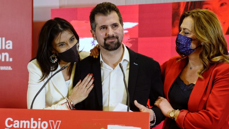 El candidato socialista a la presidencia de la Junta de Castilla y León, Luis Tudanca, durante su comparecencia en la sede del PSOE en Valladolid tras conocer los resultados en las elecciones de Castilla y León que se han celebrado hoy Domingo.