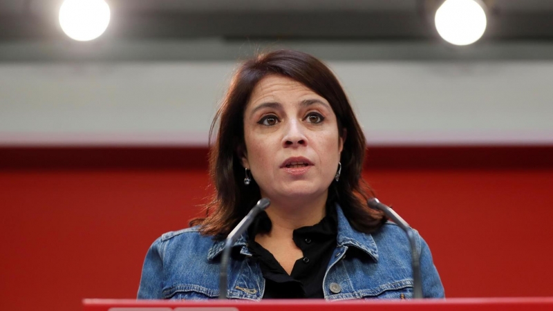 La vicesecretaria general del PSOE Adriana Lastra hace una valoración de los resultados electorales tras las elecciones en Castilla y León, hoy domingo en la sede del partido, en la madrileña calle Ferraz.
