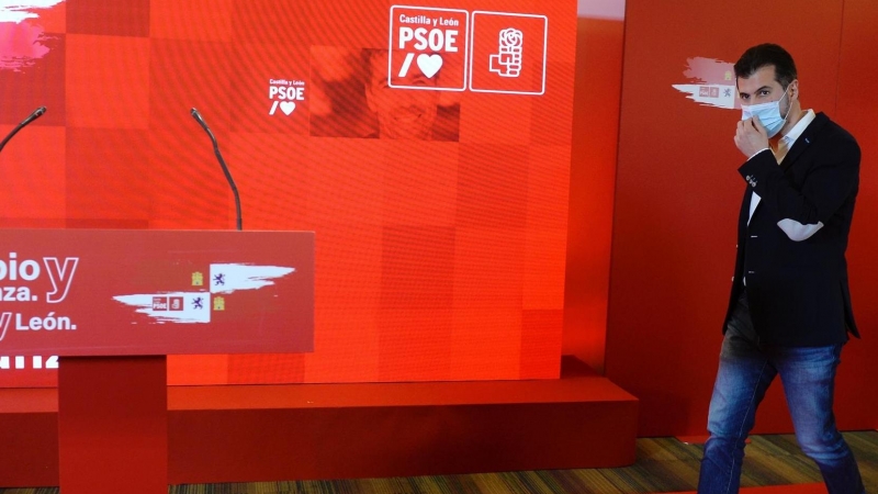 El candidato socialista a la presidencia de la Junta de Castilla y León, Luis Tudanca, analiza los resultados electorales tras las elecciones autonómicas en Castilla y León, este domingo en la sede socialista en Valladolid.