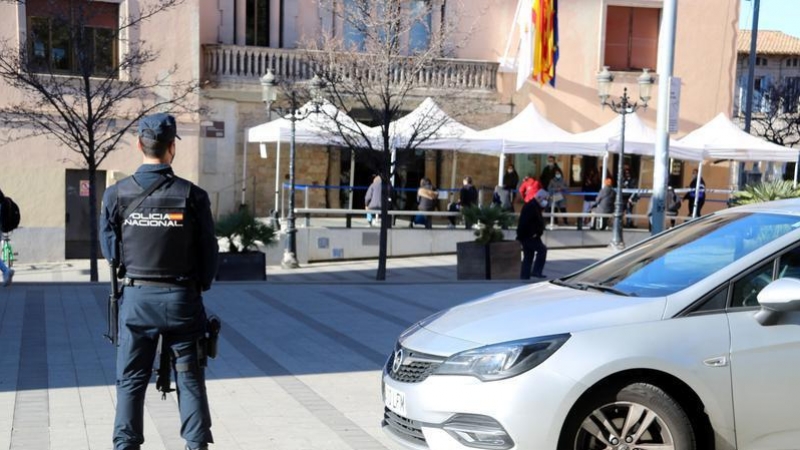 Imatge d'un agent davant l'Ajuntament de Cornellà de Llobregat