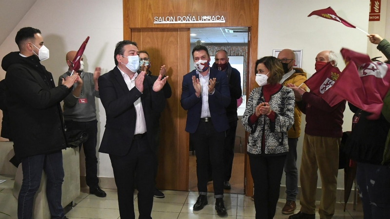 Luis Mariano Santos (3i), candidato de UPL (Unión del Pueblo Leonés), espera los resultados electorales tras los comicios autonómicos en Castilla y León este 13 de febrero de 2022.