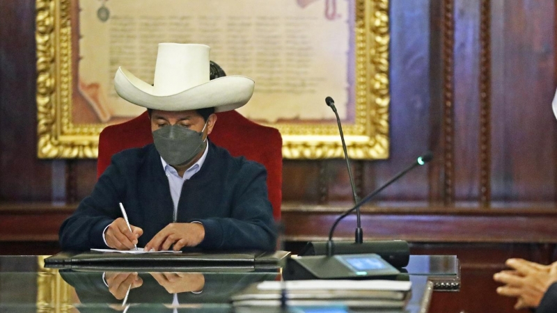 14/2/22-Pedro Castillo, presidente de Perú, firmando documentos durante una reunión con Anibal Torres, actual primer ministro, en Lima a 6 de septiembre de 2021.