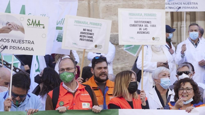 Varios sanitarios durante la concentración del Sindicato Andaluz de Salud frente al Servicio Andaluz de Salud, a 14 de febrero de 2022 en Sevilla (Andalucía, España)