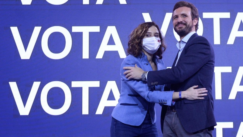 El presidente del PP, Pablo Casado junto a la presidenta de la Comunidad de Madrid, Isabel Díaz Ayuso, se saludan en el acto de cierre de campaña a la presidencia de la presidencia de la Junta de Castilla y León.