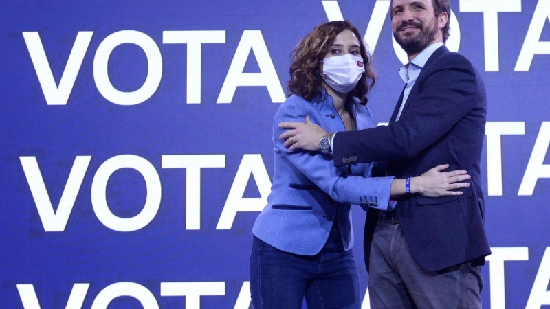 El presidente del PP, Pablo Casado junto a la presidenta de la Comunidad de Madrid, Isabel Díaz Ayuso, se saludan en el acto de cierre de campaña a la presidencia de la presidencia de la Junta de Castilla y León.