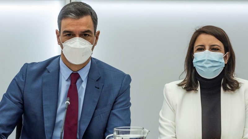 El secretario general del PSOE y presidente del Gobierno, Pedro Sánchez, y la secretaria General de la misma formación, Adriana Lastra, durante la reunión de la Ejecutiva Federal del PSOE celebrada este lunes en la sede de Ferraz, en Madrid.