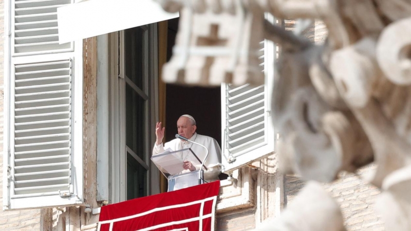El Papa Francisco durante el rezo del Ángelus en la Plaza de San Pedro, Ciudad del Vaticano, 13 de febrero de 2022.