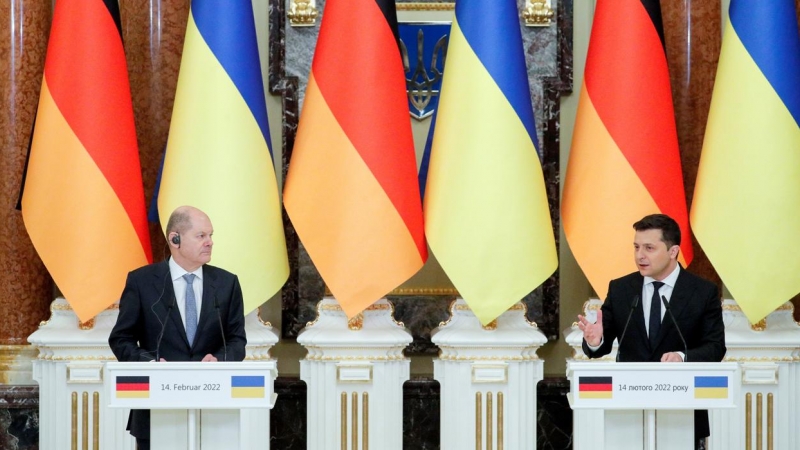 14/02/2022 El presidente de Ucrania, Volodymyr Zelenski, y el canciller alemán, Olaf Scholz, dan una conferencia de prensa conjunta tras su reunión en Kiev, Ucrania