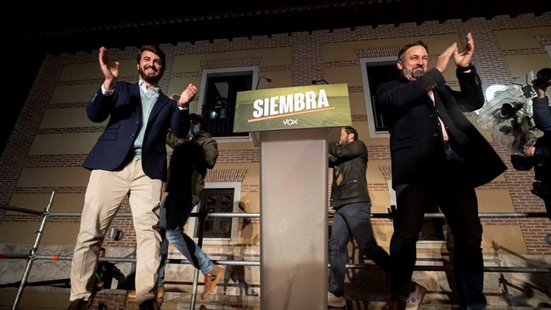 13/02/2022.- El presidente de Vox, Santiago Abascal (d), y el candidato de esta formación a la Presidencia de la Junta de Castilla y León, Juan García-Gallardo (i), valoran los resultados electorales autonómicos, hoy domingo en Valladolid. Vox ha pasado d