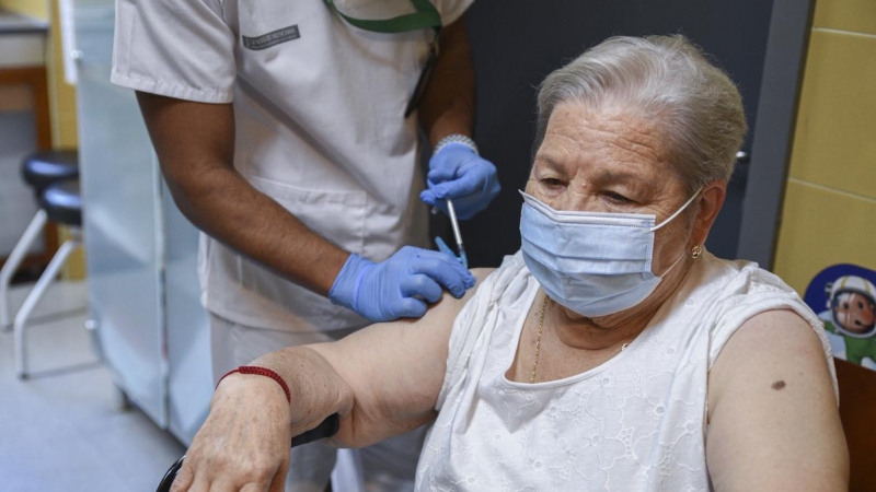 Foto de archivo. Una mujer recibe una dosis de la vacuna contra la gripe.