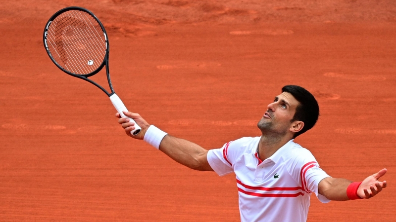 Foto de archivo tomada en junio de 2021 en la que se muestra al serbio Novak Djokovic reaccionando después de ganar un punto contra el italiano Lorenzo Musetti.